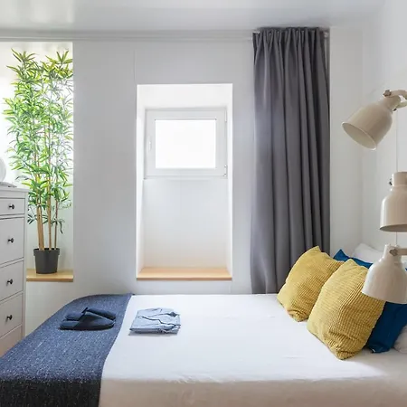 Bairro Alto Bronze Of Art Lizbona