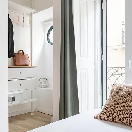 Bairro Alto Bronze Of Art Lissabon