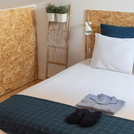 Bairro Alto Bronze Of Art Lissabon